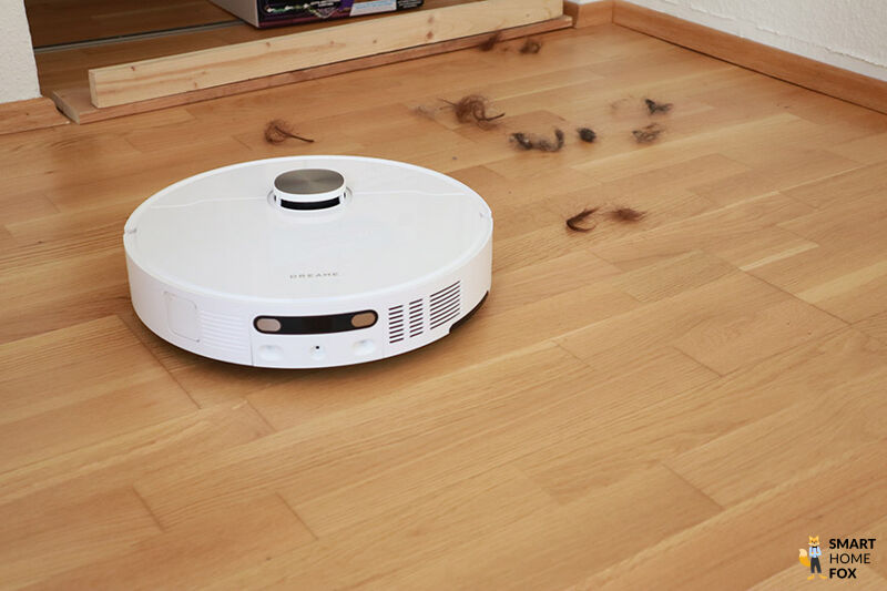 Dreame X40 Ultra bei der Haarentfernung.